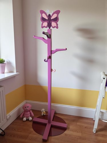 Lila gyermek szobainas fából, pillangó dísszel 