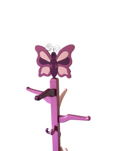 Lila gyermek szobainas fából, pillangó dísszel 