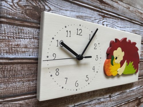 Sünis óra fából , szürke hátlappal