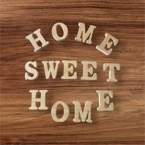 HOME betűsor fából különböző színekben