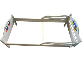 Fix méretű , 80x160 cm-es  gyerekágy fából, szürke alapon autó és repülő dísszel