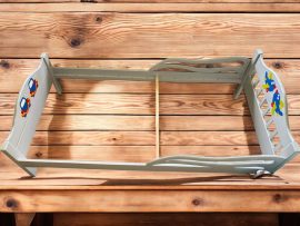 Gyerekágy fából, szürke alapon autó és repülő dísszel 2 féle méretben Gyerekágy fából, szürke alapon autó és repülő dísszel 2 féle méretben