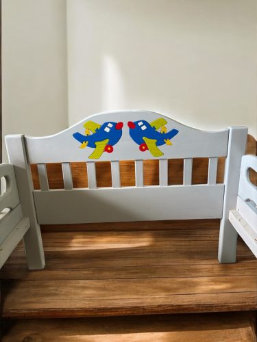 Gyerekágy fából, szürke alapon autó és repülő dísszel 2 féle méretben