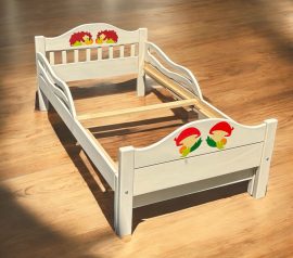 Bővíthető  gyerekágy fából, törtfehér színben, 2-2 gomba  süni dísszel, 80x140-180 cm