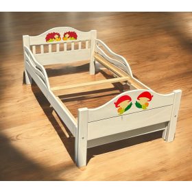   Bővíthető  gyerekágy fából, törtfehér színben, 2-2 gomba  süni dísszel, 80x140-180 cm