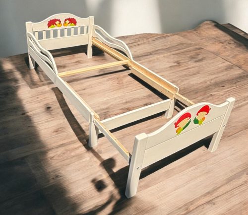 Bővíthető  gyerekágy fából, törtfehér színben, 2-2 gomba  süni dísszel, 80x140-180 cm